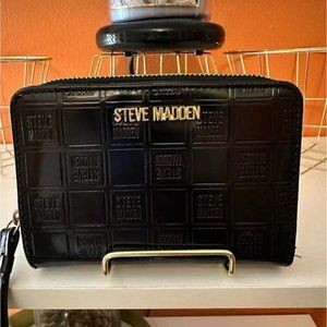 New with out tags STEVE MADDEN Medium Wallet w/wristlet strap
